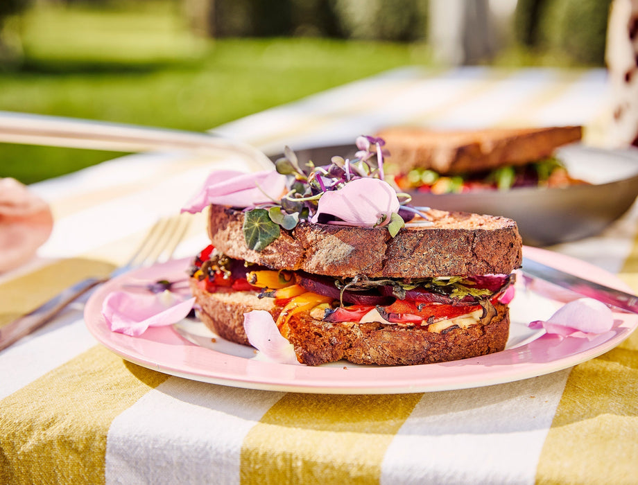 Brunchfavoriet: toast deluxe met groenten en geitenkaas