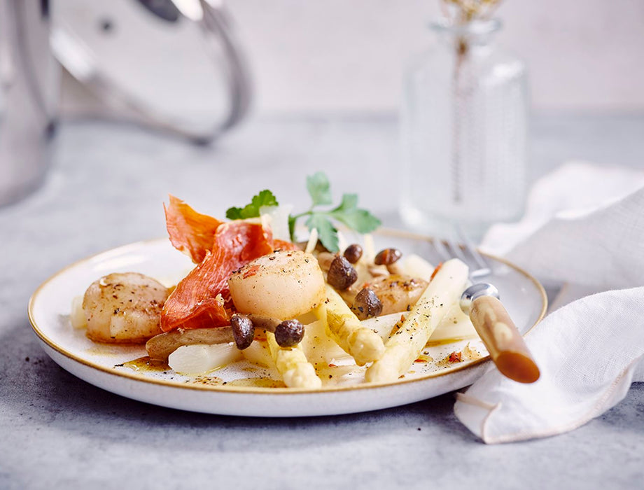 Witte asperges met Sint Jakobsnoten en Gandaham