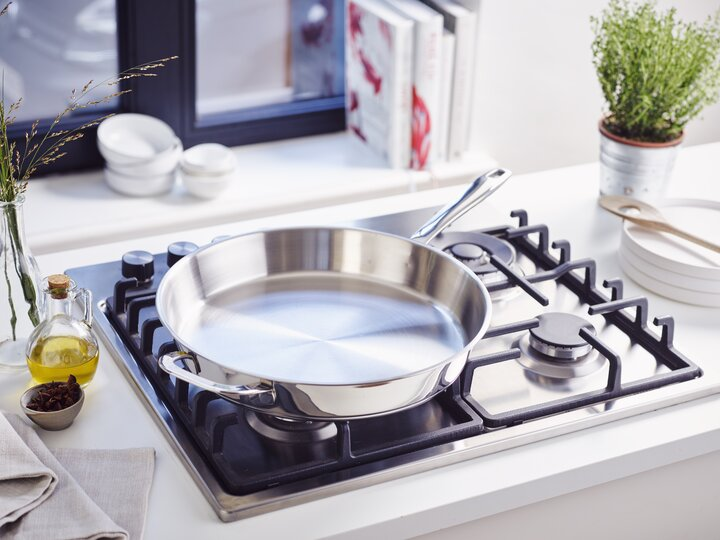 Maestro frying pan with helper handle