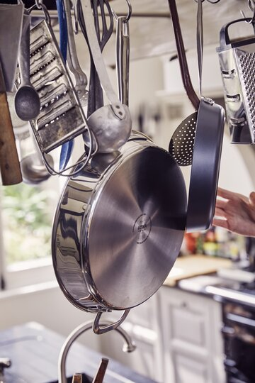 Maestro frying pan with helper handle