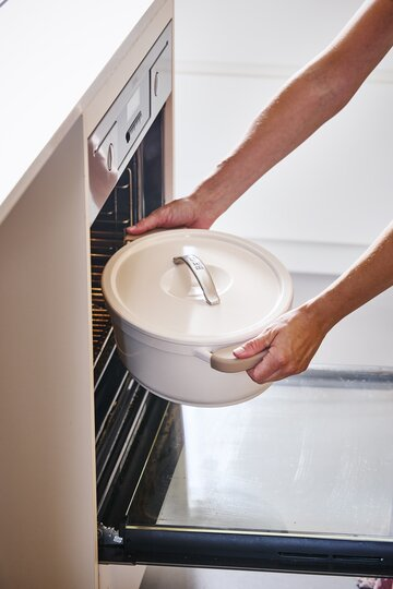 Plume oval dutch oven